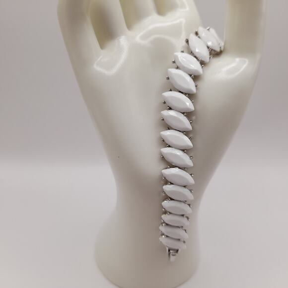 Vintage Crown Trifari White Milk Glass Link Bracelet, Silver Tone Jewelry, 7 In - Picture 8 of 9